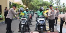 Polda Bengkulu Bagi-Bagi Beras ke Ojol dan Pekerja Bangunan