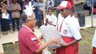 Membawa Pesan Presiden Prabowo untuk Anak Papua di Isyaman, Menkum Serahkan Tas dan Sepatu Sekolah