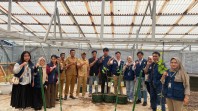 Digitalisasi Kebun Anggur, Mahasiswa KKN UNIB Pasang Barcode Informasi di Desa Suka Sari