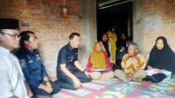 Gotong royong jadi semangat membangun kembali rumah Mbah Sarwandi