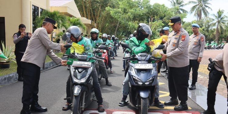 Polda Bengkulu Bagi-Bagi Beras ke Ojol dan Pekerja Bangunan