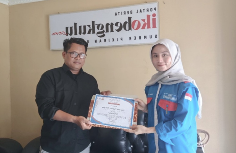 Pemimpin Redaksi Iko Bengkulu Terima Sertifikat Penghargaan atas Dedikasi di Pelatihan Jurnalistik Kabar Syiar