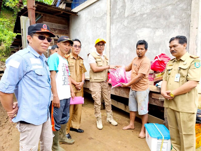 Dinsos Kepahiang Salurkan Bantuan Tanggap Darurat bagi Korban Longsor di Bukit Menyan