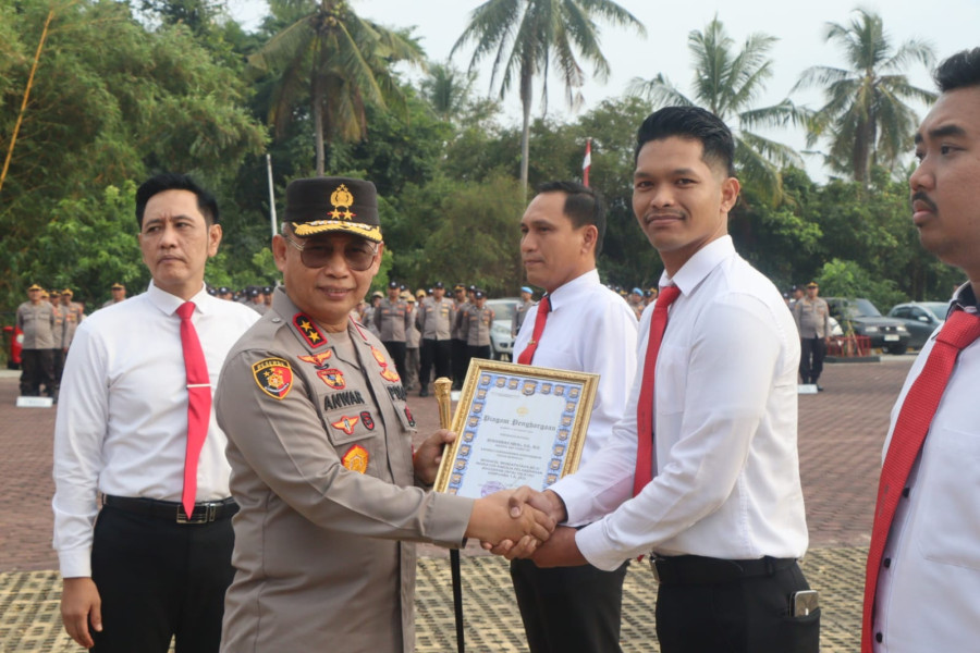Kapolda Bengkulu Berikan Penghargaan kepada 11 Personel Berprestasi