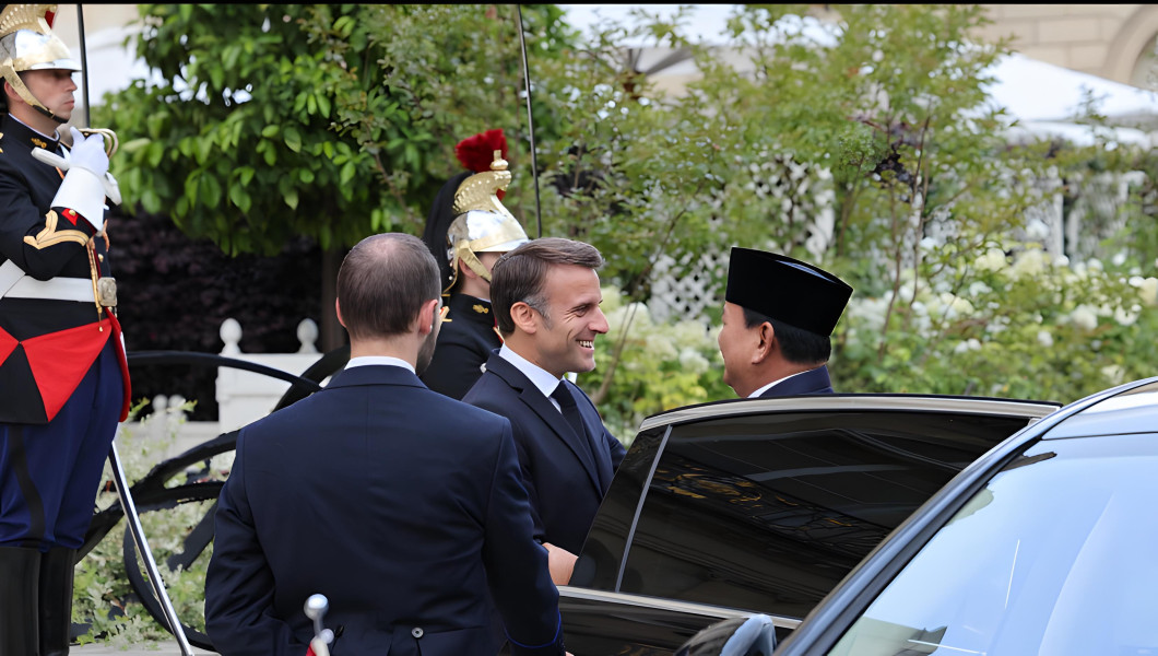 Prabowo Disambut Macron dengan Jajar Kehormatan di Istana Elysee
