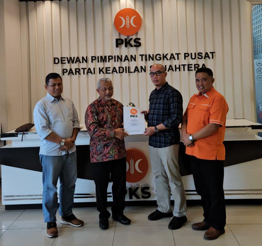 Pilkada Rejang Lebong: Presiden PKS Serahkan SK DPP ke Pasangan Hendra-Herizal