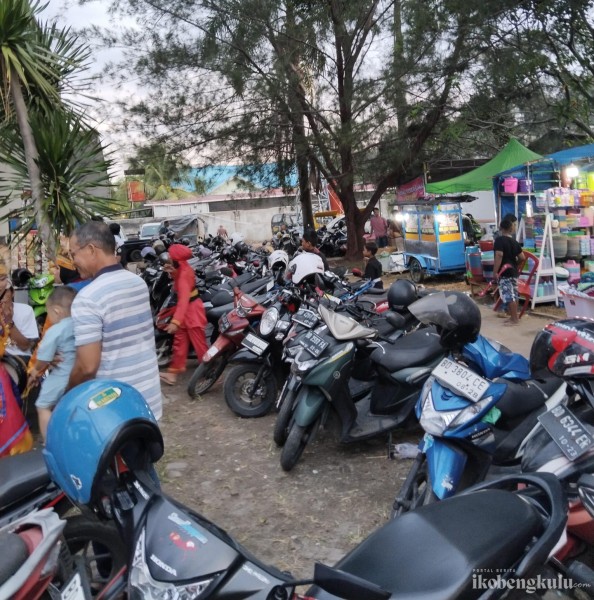 Pengunjung Keluhkan Area Parkir Festival Tabut