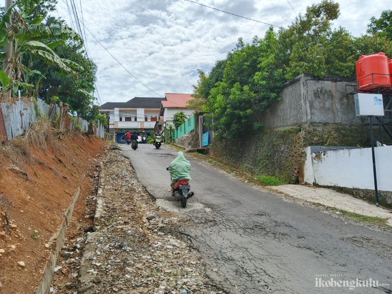 Tambalan Semen Warga Tak Bertahan, Jalan Padat Karya Bengkulu Kembali Berlubang