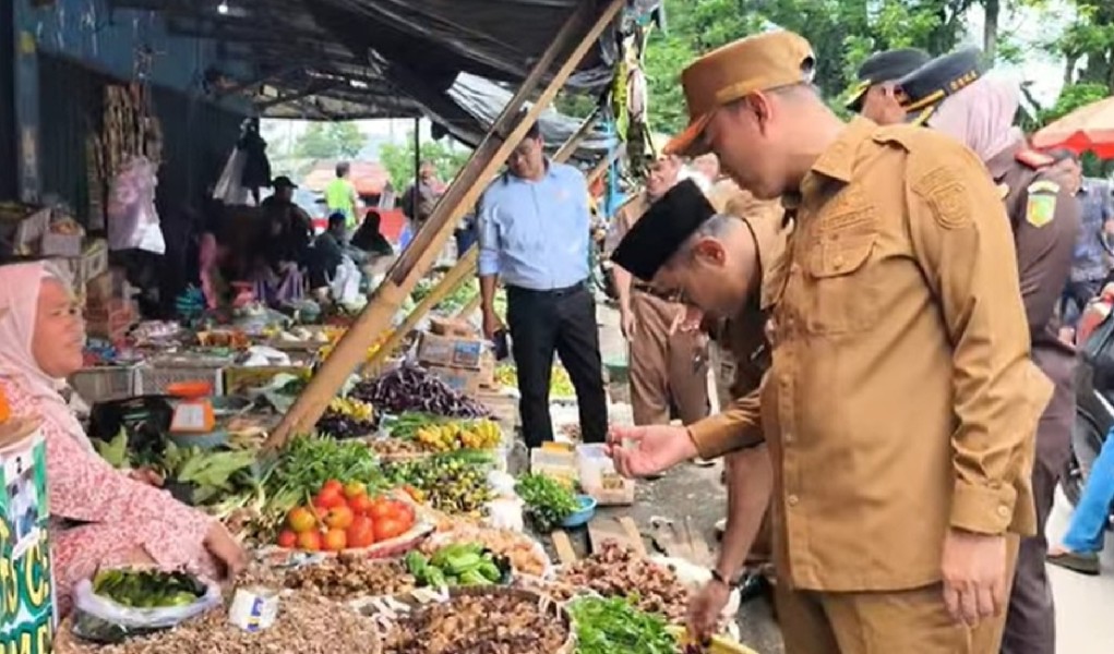 Jelang Nataru, Bupati Zurdi Nata Sidak Pasar Kepahiang: Stok Aman, Harga Cabai Terkendali