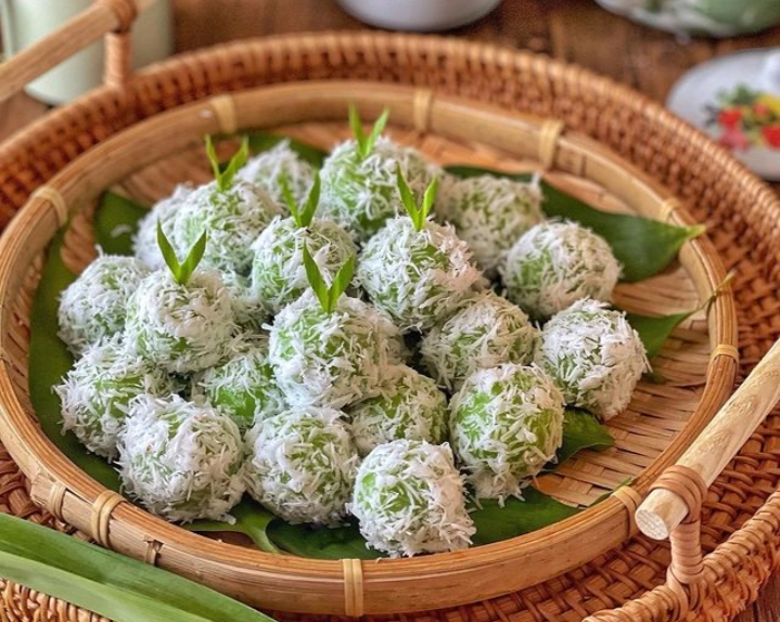 Klepon: Nikmatnya Paduan Manis Gula Merah dan Gurihnya Kelapa Parut