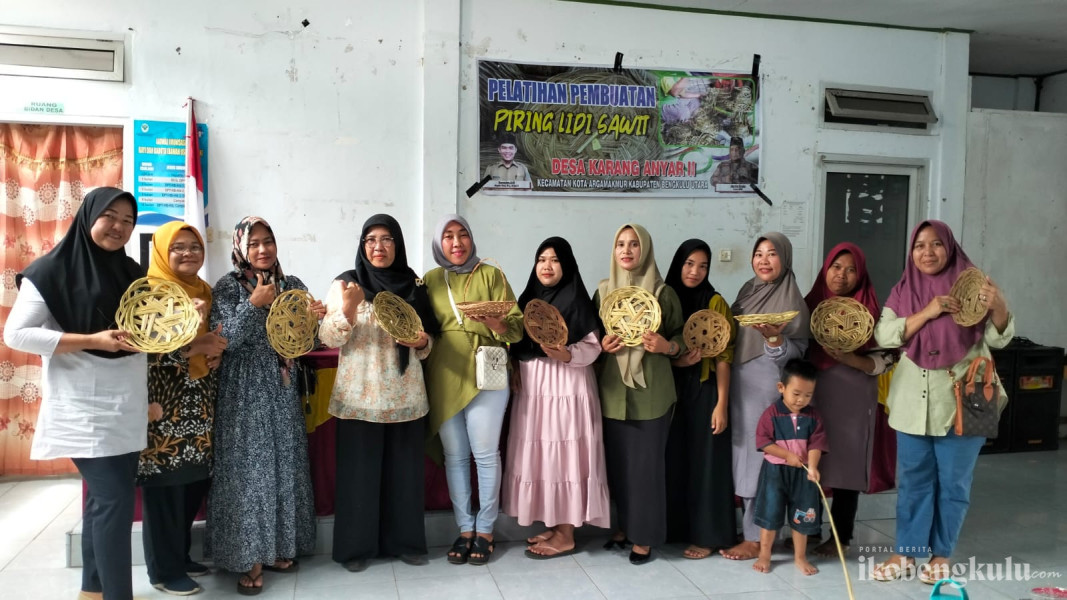 Ertati: Menganyam Harapan Lewat Kerajinan Piring Taben di Bengkulu Utara