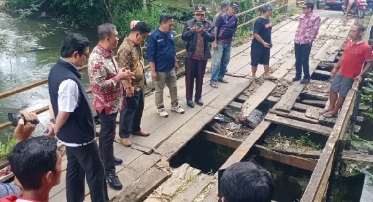 Wakil Bupati Kepahiang Tinjau Jembatan Sidodadi yang Rusak, Instruksikan Perbaikan Segera