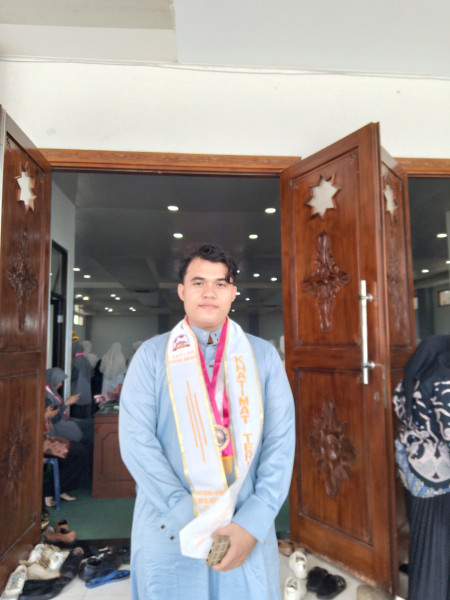 Ahmad Repanza Terpilih Sebagai Mahasantri Terinspiratif dalam Haflah Khotmil Qur'an Mahad Al-Jami'ah UINFAS Bengkulu 2024