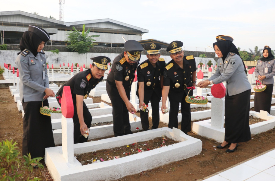 Kanwil Kemenkumham Bengkulu Peringati Hari Pengayoman Ke-79 dengan Tabur Bunga di TMP Balai Buntar
