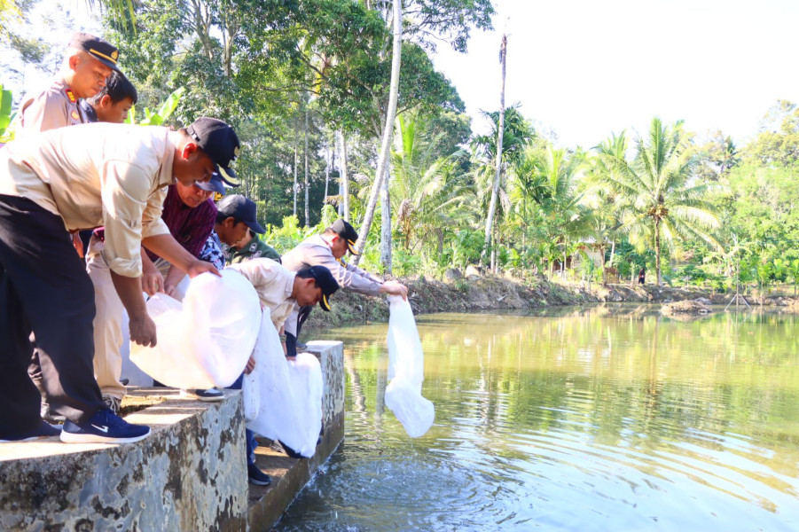 Polres Lebong Peringati Hari Bhayangkara  dengan Menebar 1000 Benih Ikan di Desa Tik Jeniak