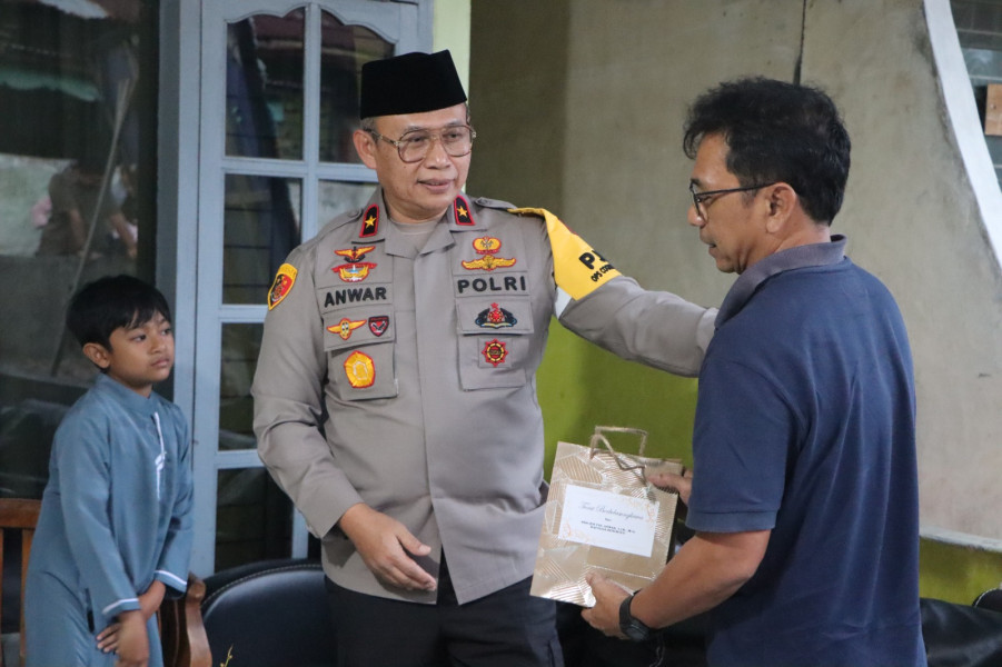Momen Penuh Haru: Kapolda Bengkulu Serahkan Tali Asih kepada Keluarga Anggota Polri yang Gugur dalam Tugas