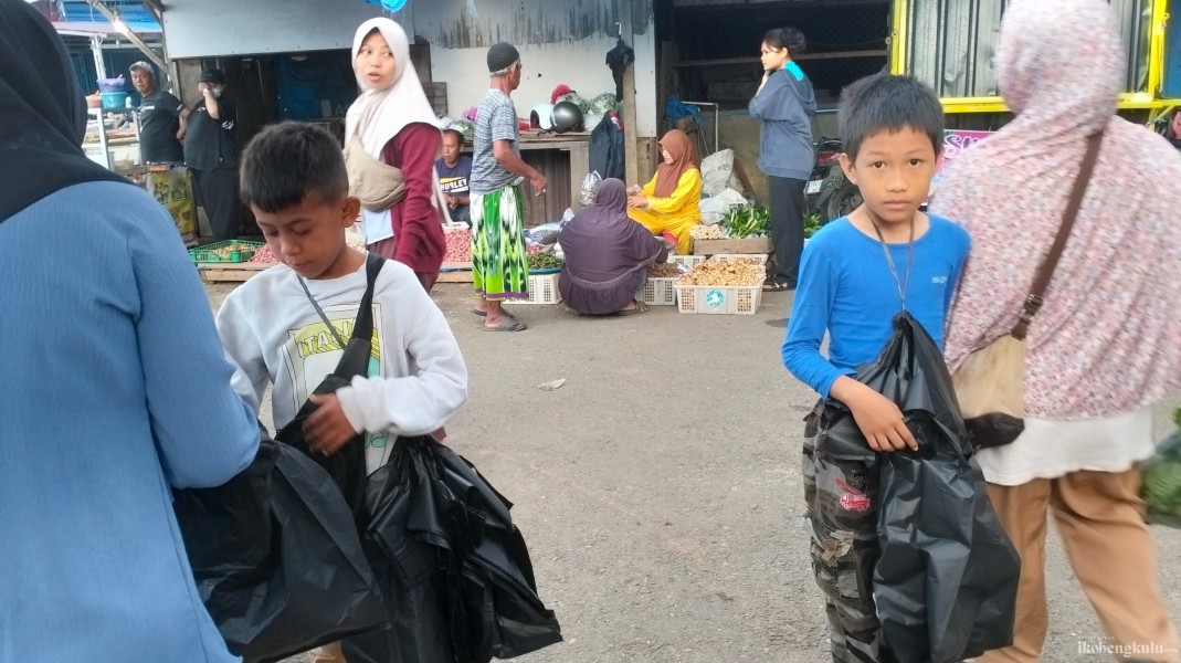Kisah Anak-anak Kecil di Pasar Tradisional, Mengais Rezeki dengan Kresek dan Tenaga