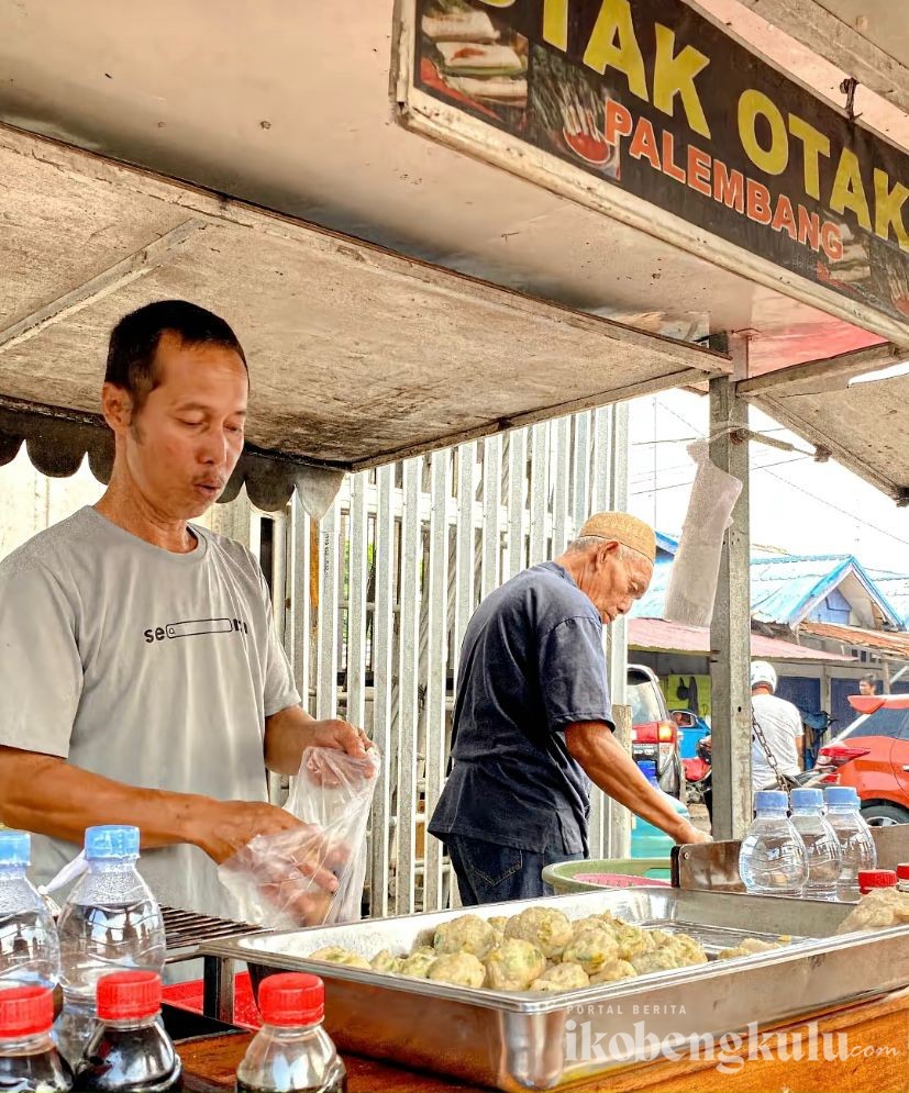 Dari Palembang ke Bengkulu, Pempek Kapal Selam Jadi Buruan di TPI Pulau Baai