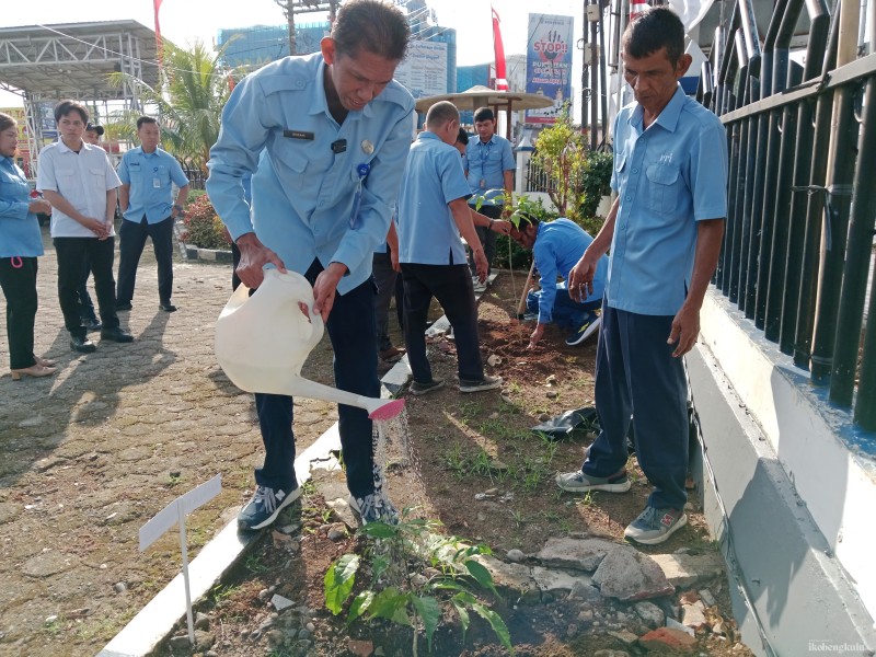 RRI Bengkulu Tanam Pohon Peringati Hari Radio ke-80