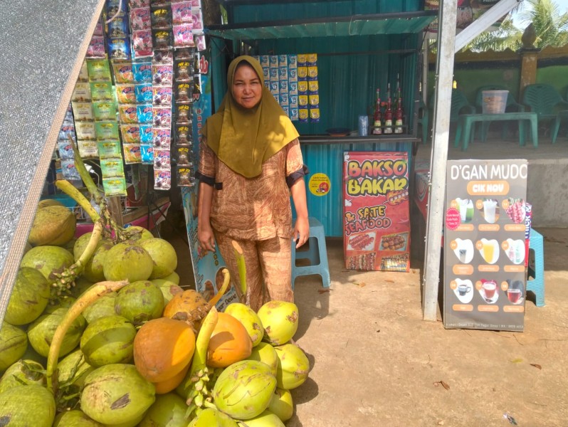 Kelapa Muda Anggi Ramai Diburu Saat Musim Panas
