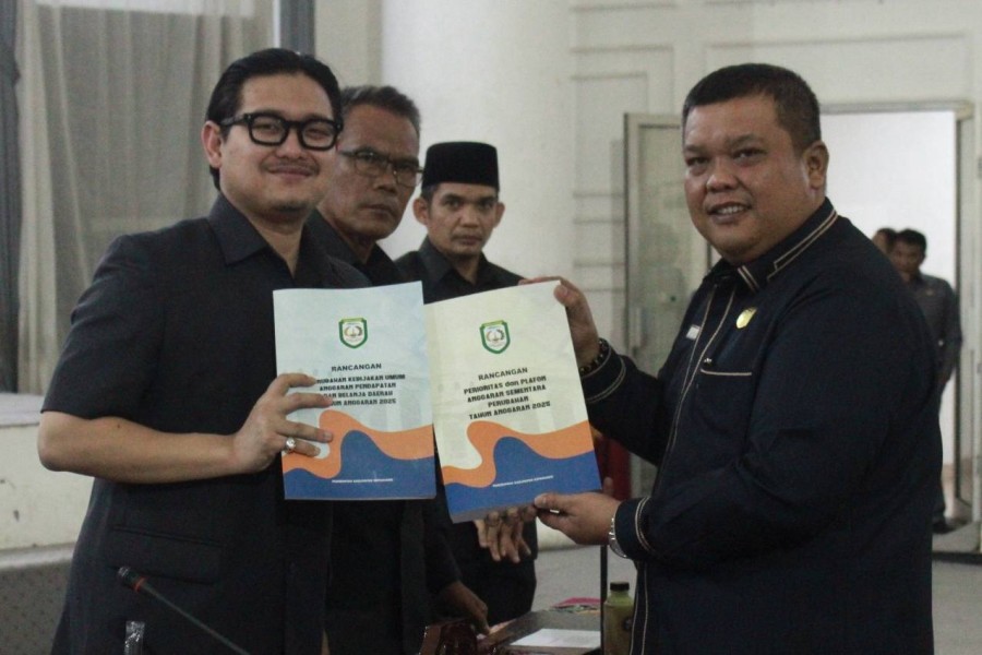 DPRD Kepahiang Serahkan Raperda APBD 2024 dan KUA-PPAS Perubahan 2025
