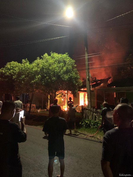 Diduga Akibat Konsleting Listrik, Sebuah Rumah di Perumnas Korpri Dilalap Si Jago Merah