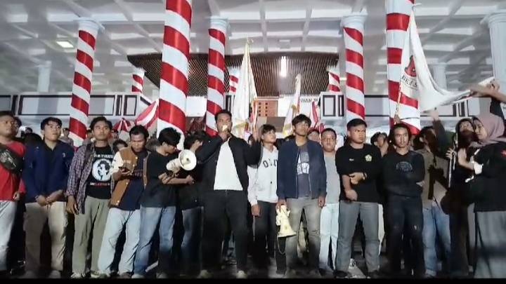 Ratusan Mahasiswa Universitas Bengkulu Melakukan Aksi di DPRD Provinsi, Minta Putusan MK Dipatuhi
