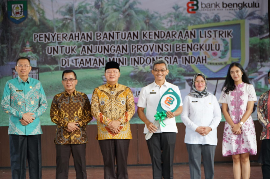 Bank Bengkulu Serahkan Kendaraan Listrik ke Provinsi Bengkulu di TMII - Upaya Ramah Lingkungan 2024