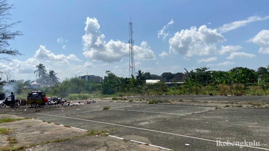 Terbengkalai, Lapangan Tenis Nusa Indah Jadi Tempat Pembuangan Sampah