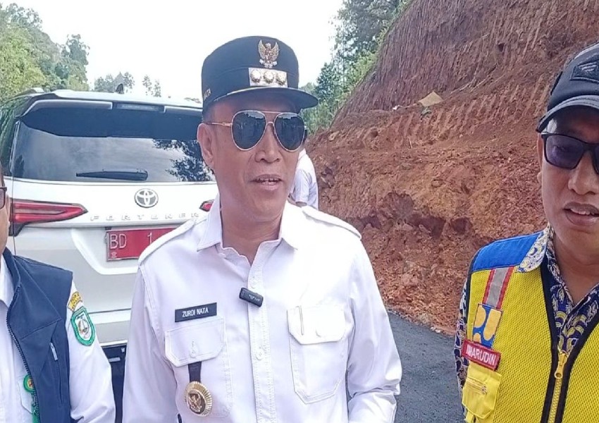 Tinjau Proyek Jalan Poros Tebat Monok, Bupati Zurdi Nata: Sebelum Natal Harus Mulus!