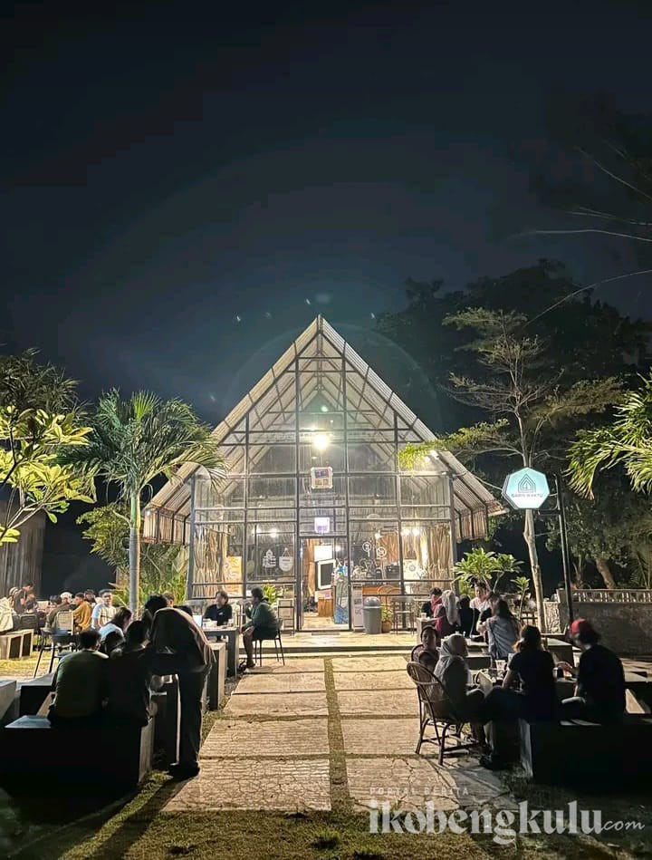 Cafe Garis Waktu Jadi Magnet Baru Tempat Nongkrong Anak Muda di Pantai Berkas