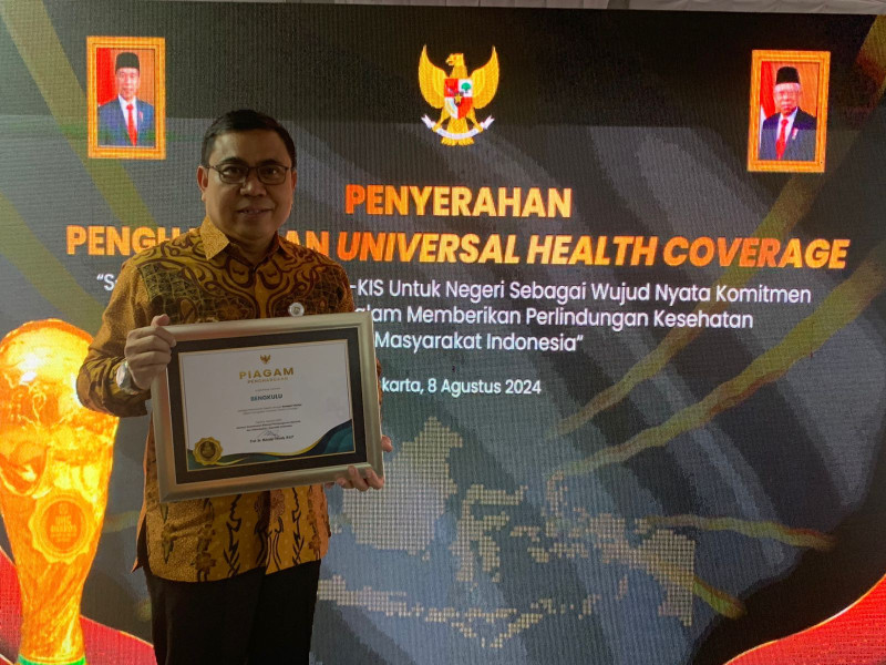Pemprov Bengkulu Raih UHC Award 2024: Gubernur Rohidin Pastikan Akses Kesehatan Gratis untuk Seluruh Warga
