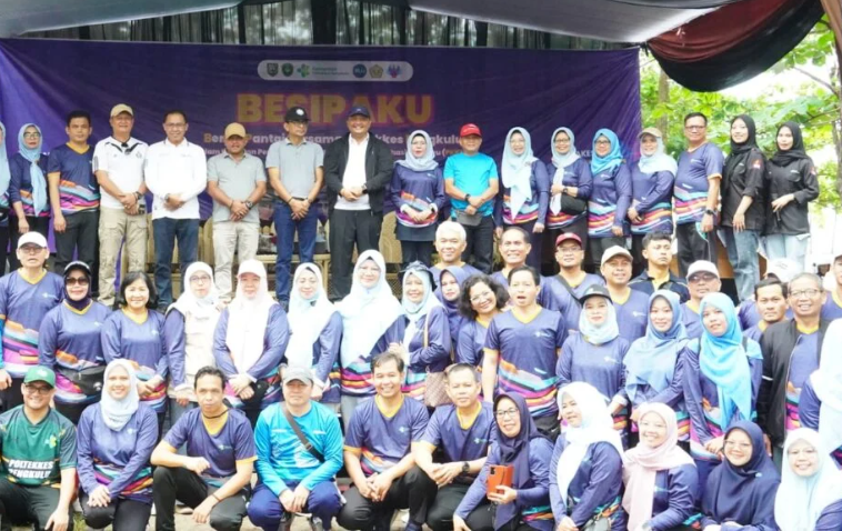 1.400 Mahasiswa Poltekkes Kemenkes Kompak Bersihkan Pantai Panjang Bersama Wawali Ronny