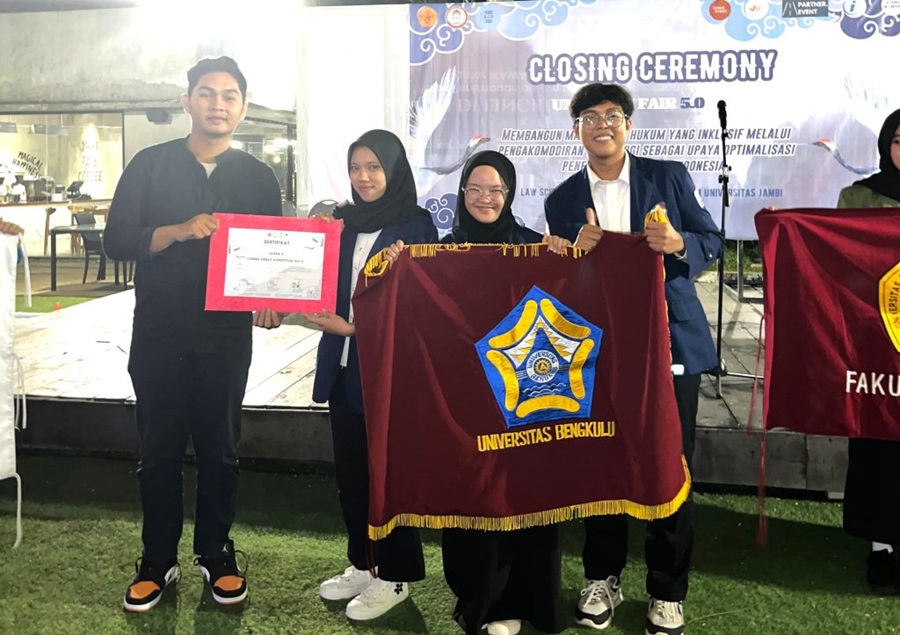 Tim Debat Mahasiswa FH Unib Sukses Ukir Prestasi di Kompetisi Debat Konstitusi Nasional UNJA Law Fair 2024
