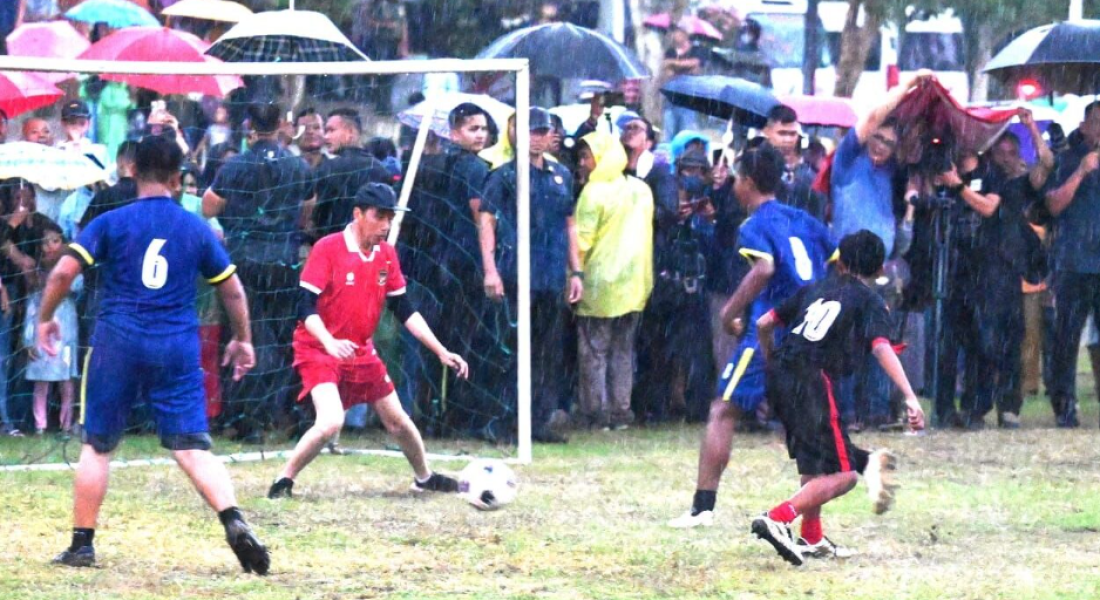 Presiden Jokowi Bermain Sepak Bola di Sleman, Semangati Timnas Indonesia Jelang Duel dengan Australia