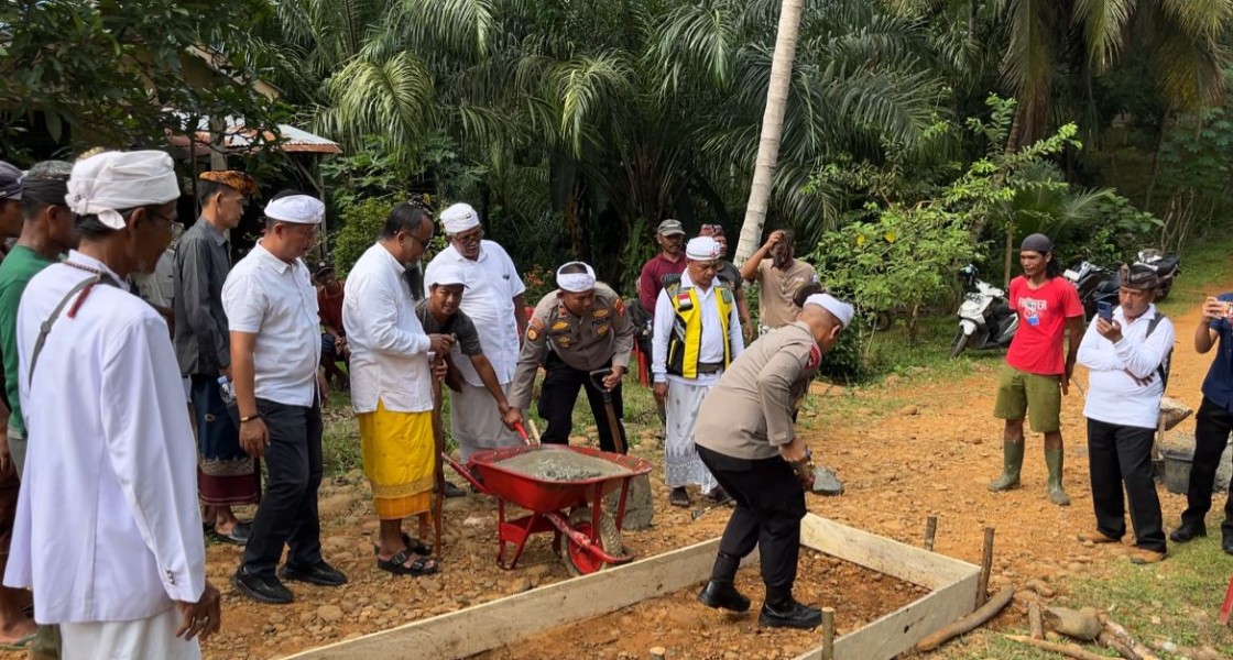 Demi Akses Ibadah, Umat Hindu Bengkulu Gotong Royong Bangun Jalan di Seluma