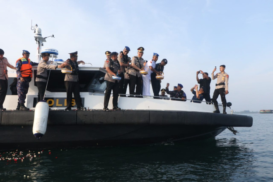 Jelang Hari Bhayangkara ke-78: Wakapolda Bengkulu Pimpin Upacara dan Tabur Bunga di Laut