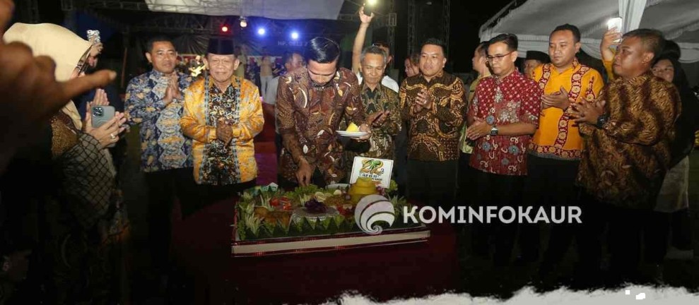 Rangkaian HUT ke-22 Kabupaten Kaur Ditutup dengan Pemotongan Tumpeng