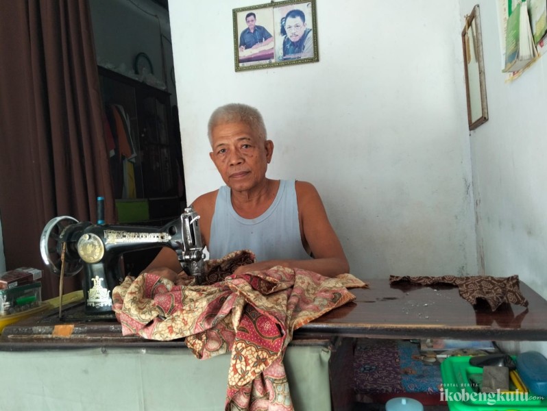 Darwin, Penjahit Langganan Mahasiswa Uinfas yang Tetap Eksis Sejak Tahun 2000