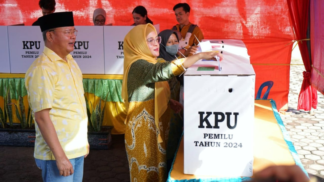 Gubernur Bengkulu Rohidin Mersyah dan Keluarga Menncoblos di TPS 22 Kota Bengkulu