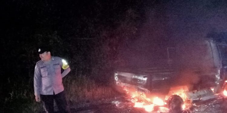 Mobil Pick Up Warga RL Hangus Terbakar di Lebong