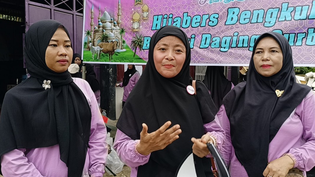 Komunitas Hijabers Bengkulu Kurban 3 Sapi dan Bagikan ke Warga Teluk Sepang