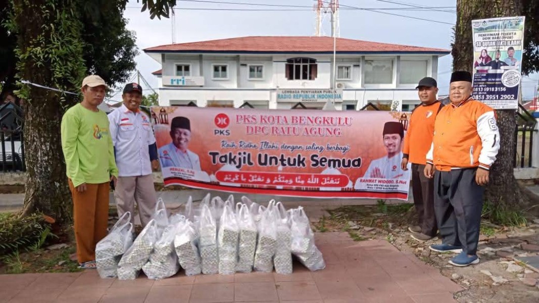 PKS Kota Bengkulu Bagikan 5.000 Takjil di Bulan Ramadan