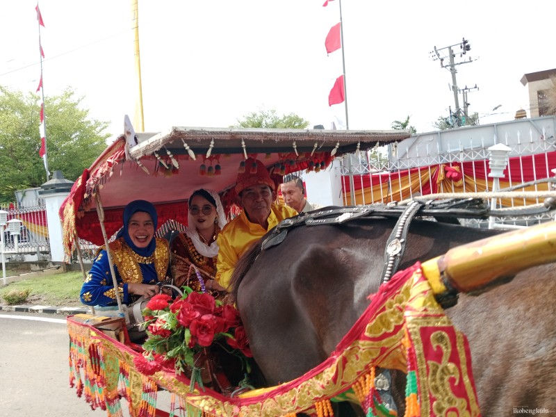 Senator Destita Hadiri Paripurna HUT ke-57 Provinsi Bengkulu dengan Arak-Arakan Delman
