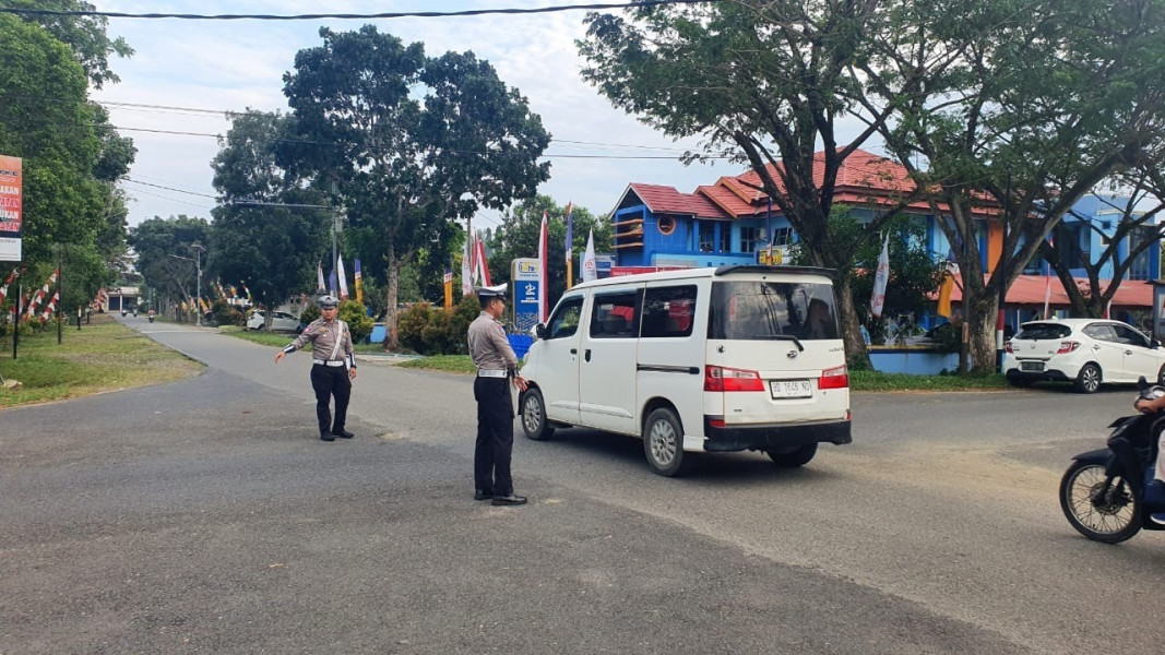 Personil Sat Lantas Polres Mukomuko Pamtur Lalin Ciptakan Rasa Aman Kepada Pengguna Jalan