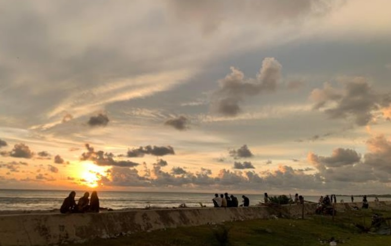 Menjelajahi Keindahan Pantai Abrasi: Tempat Bersantai Sore Favorit di Ipuh Mukomuko