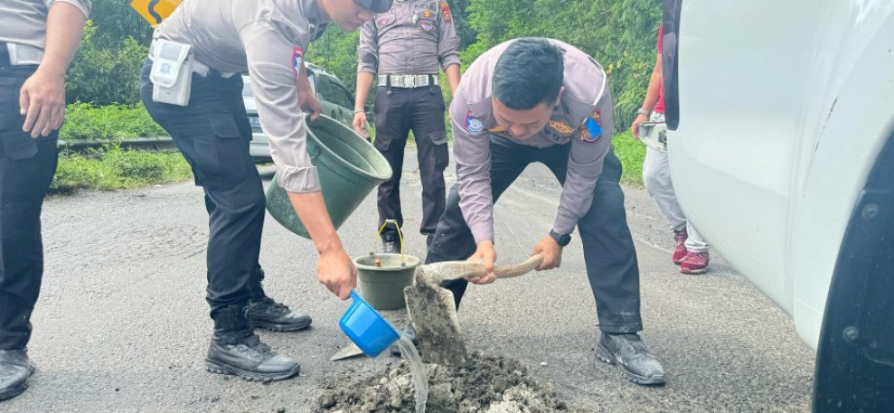 Satlantas Polres Kepahiang tambal jalan berlubang di jalan lintas Kepahiang-Bengkulu guna mengantisipasi Kecelakaan