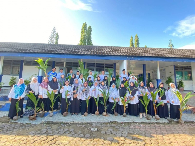 Gerakan Menanam 10 Ribu Pohon Kelapa (GEMPALA) Dicanangkan di Pantai Panjang