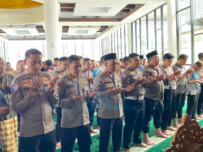 Kapolda Bengkulu dan Personel Gelar Shalat Gaib untuk Pengemudi Ojol