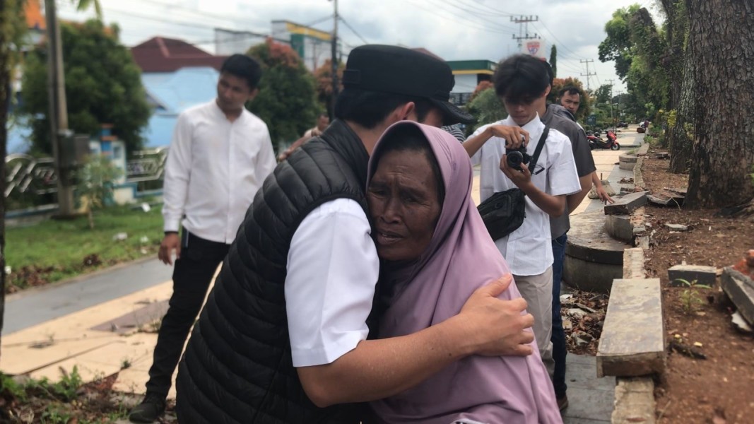 Pengemis Tua Peluk Walikota Bengkulu, Momen Haru yang Menggugah Empati